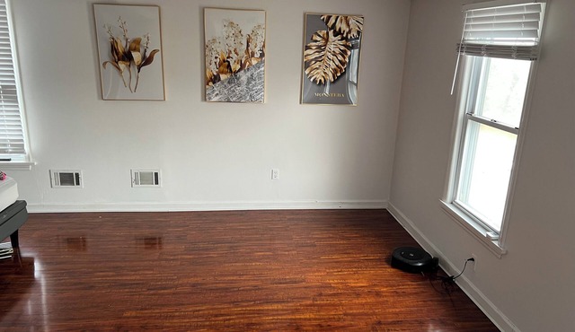 Beautiful 3-bedroom house with AC in charming Pittsburgh. Very convenient area.