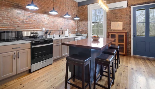 Beautiful 3-bedroom apartment above Main Street Market in Village of Trumansburg