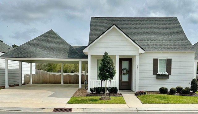 Beautiful 3 Bedroom-2 bath home in a quite gated community!