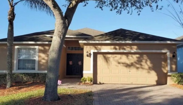 Beautiful 3 bedroom with a private pool.