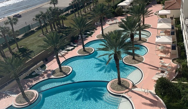 Beautiful 3 bedrooms condo with full view of the Gulf!