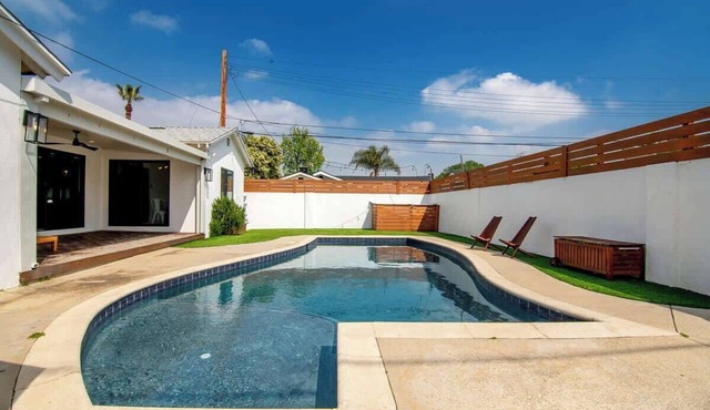 Beautiful 3 Bedrooms 3 Bath Large Home + Pool