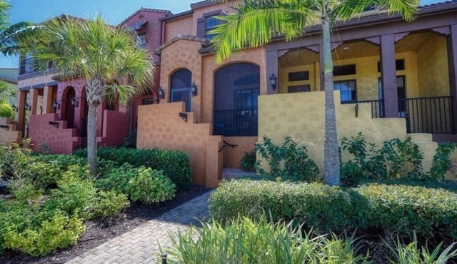 Beautiful 3 BR 2.5 Bath Paseo Townhome in a Quad