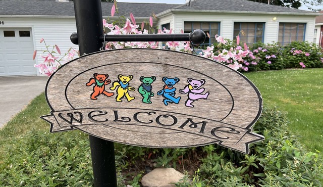 Beautiful 3 br/2 bath waterfront cottage available to view the eclipse!