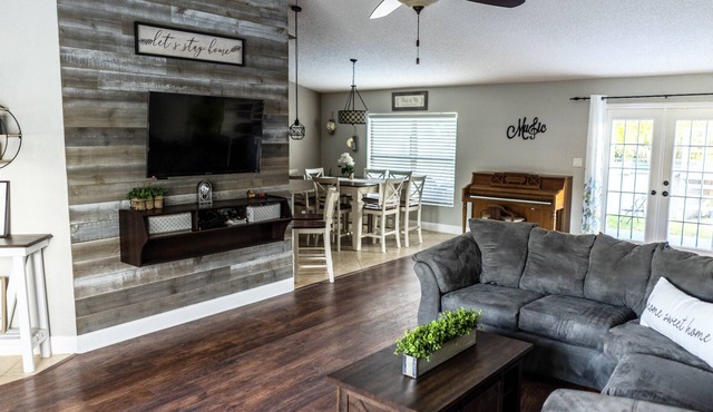 Beautiful 3 BR Home|Saltwater Pool|Fenced Yard|8 Min to Weeki Wachee River