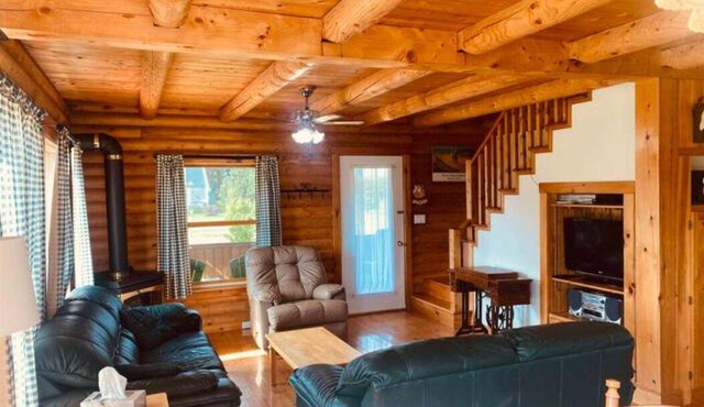 Beautiful 3 Br Log Cabin Close to White Sand Beach