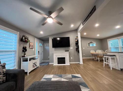 Beautiful 3 BR Near Town & Beach w King Bed