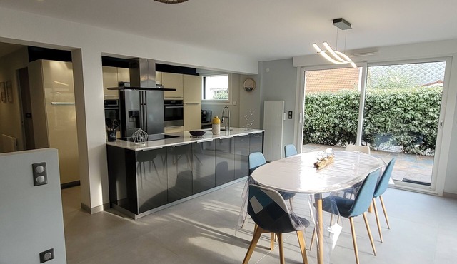 BEAUTIFUL 3 CH RENOVATED APARTMENT 2 STEPS FROM THE SEA WITH GARDEN, GARAGE AND WIFI