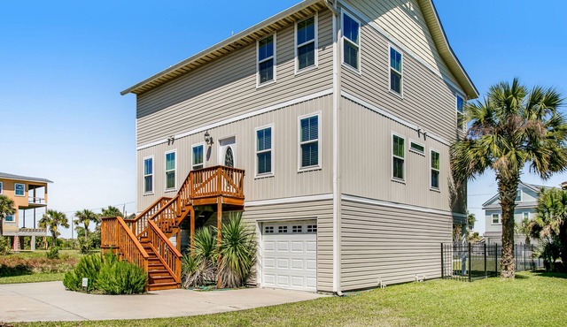 Beautiful 3-level home steps from the beach w/WiFi, washer/dryer, & central AC
