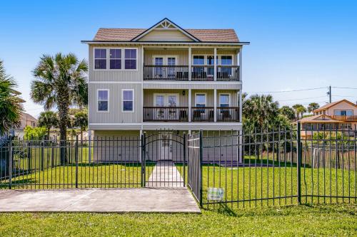 Beautiful 3-level home steps from the beach w/WiFi, washer/dryer, & central AC