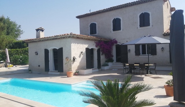 Beautiful 3 room quiet, top of villa, renovated 2018, secure parking