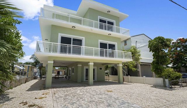 Beautiful 3 story home with roof top patio amazing sunsets!