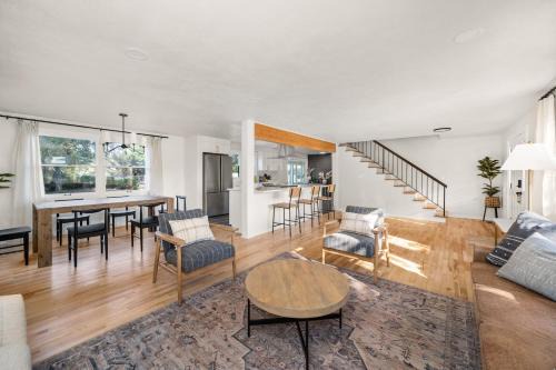 Beautiful 3 story villa with room for 17 people - outdoor POOL and indoor SAUNA