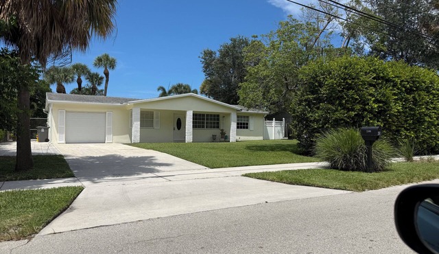 Beautiful 3-bedroom house with AC in Palm Beach Gardens 300 feet from marina.