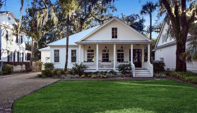 Beautiful 3 bed - 3 bath home located in Village Oaks