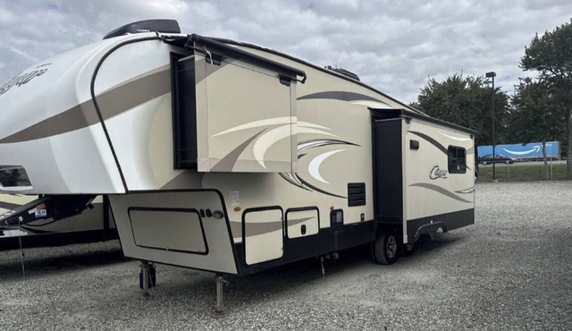 Beautiful 32 foot Fifth Wheel on private property in Wiarton, blocks to water.
