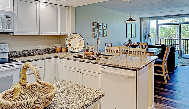 Beautiful 327 Litchfield Retreat. Minutes from the Beach, Community Pool