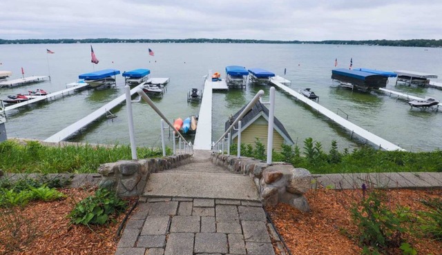 Beautiful 3600sqft Cottage on Lake Maxinkuckee in Culver Indiana.