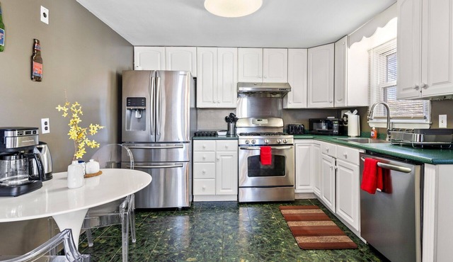 Beautiful 3BD/1BA apartment W Parking 6274