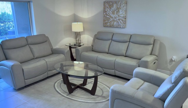 BEAUTIFUL 3BD 2.5BA TOWNHOME, POOL, GYM.