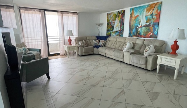 Beautiful 3bd/2ba 8th floor condo with spectacular views in Daytona Beach!