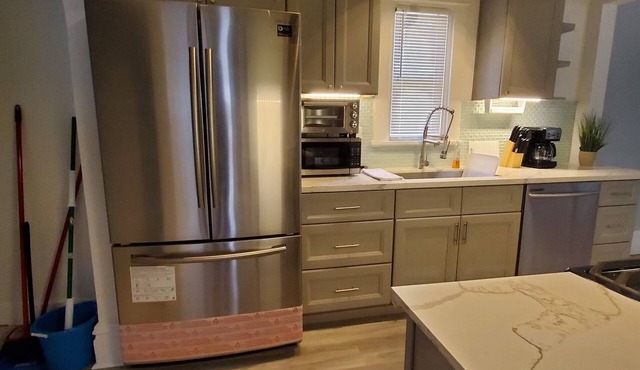 BEAUTIFUL 3bd 2br /BLOCKS AWAY FROM NOTRE DAME /EDDY ST