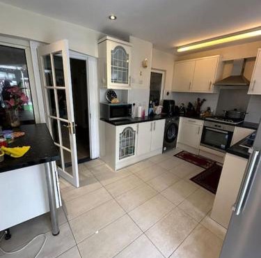 Beautiful 3BD Family Home With Huge Private Graden