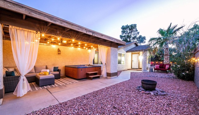 Beautiful 3Bd Home, 8 mins from Strip, Hot-tub/Fire Pit, Sleeps 13