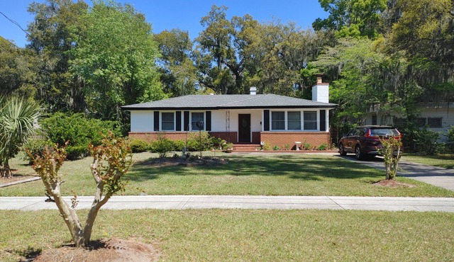 Beautiful 3bd home with LARGE deck!