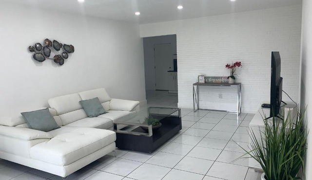 Beautiful 3bed/2 bath Hallandale Beach Home