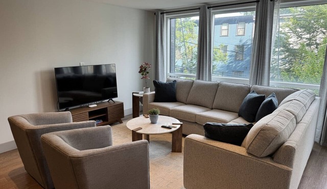 Beautiful 3Bed/2Bath w/parking