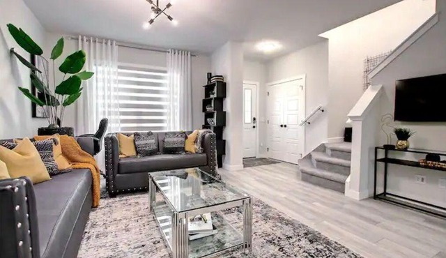 Beautiful 3bed~close to Spruce Meadows~20% off weekly &25% off in October stays!