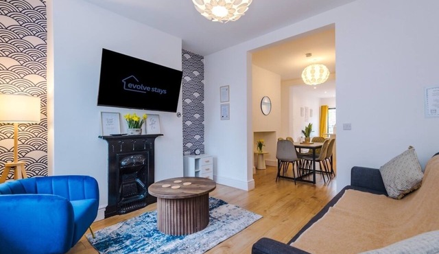 Beautiful 3Bed Home In Altrincham, Free Parking