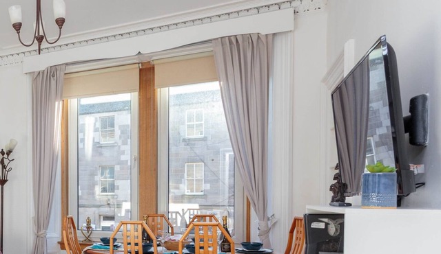 Beautiful 3bed Pitt st. Apartment