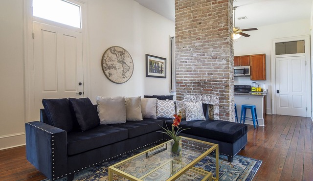 Beautiful 3bedroom house, walk to St. Charles Ave and G. District,.