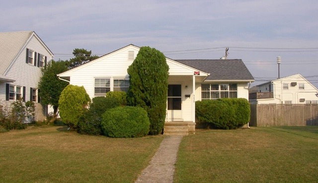 Beautiful 3BR 1.5 BA SINGLE HOME!