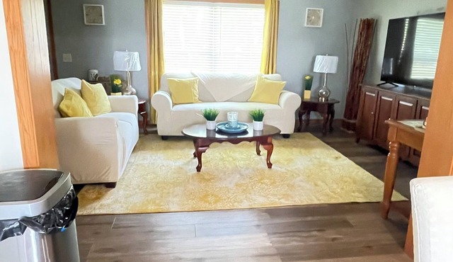 Beautiful 3br, 1.5 bath townhouse centrally located in the heart of Milwaukee.