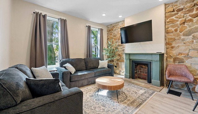Beautiful 3BR/2.5 BTH PERFECT location in Short North/Campus w/HUGE 4 car garage