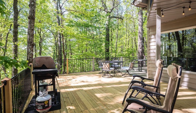 Beautiful 3BR, 3 bath 2 Pools, Lake, close to Cesars Head and Dupont