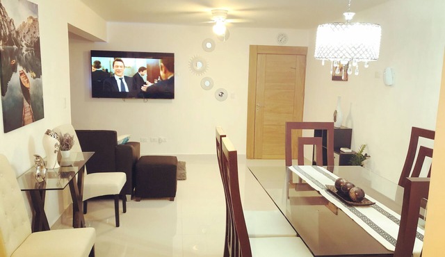 Beautiful 3BR apt-WiFi-SmartTV-Pool-Gym-Playground - Gated 24hr Security