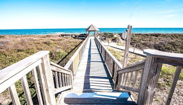 Beautiful 3BR Condo in Duck, NC, Beach, Pools, Hot Tub & Family Resort Amenities