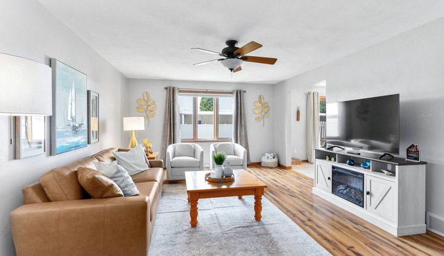 Beautiful 3BR Home - 2 King Beds, Fenced Yard, Shuffleboard, Grill, 2 Car garage