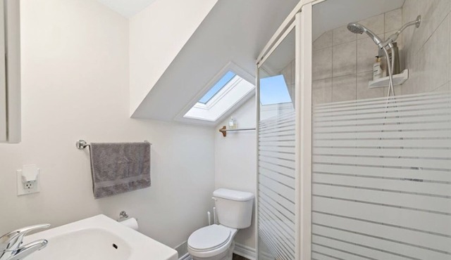 Beautiful 3BR Home |Free Parking | Central Windsor
