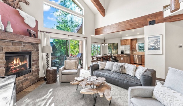 Beautiful 3BR - Private Hot Tub, Family Movie Room, Gourmet Kitchen, Private Deck and Patio