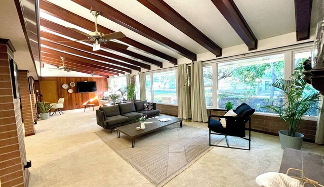 Beautiful 4/3 Home + Pool & Hot Tub