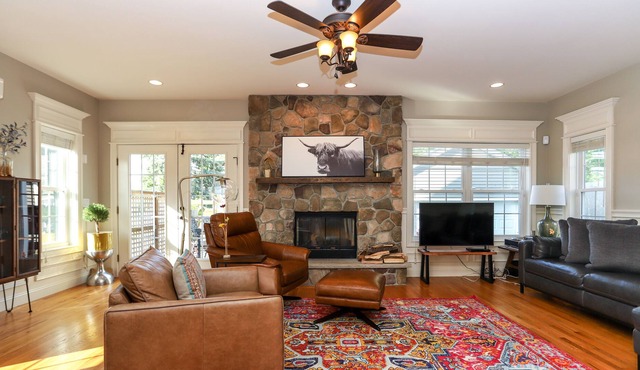 Beautiful 4 bd 4bth Beacon House with Hot Tub close to town and hiking trails...