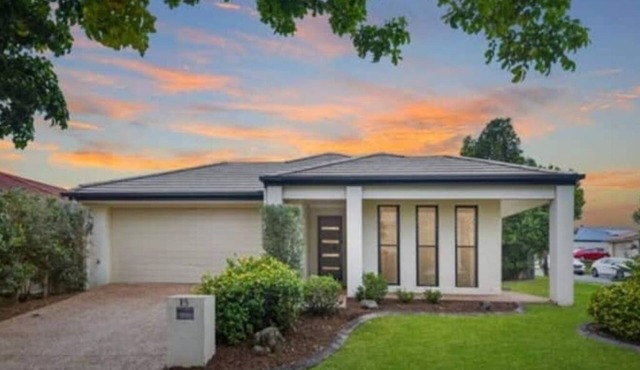 Beautiful 4 BDR House with ensuite and A/C