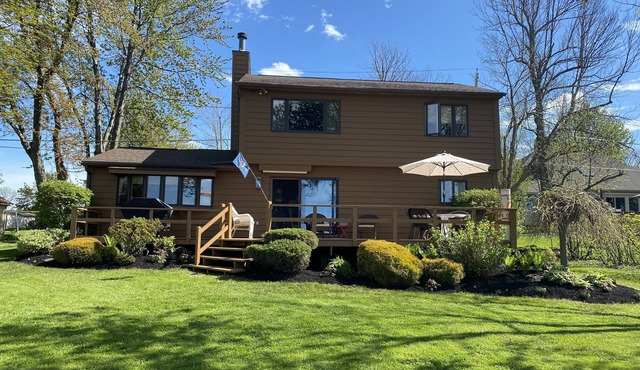 BEAUTIFUL 4 BDRM HOUSE ON LAKE ONTARIO.