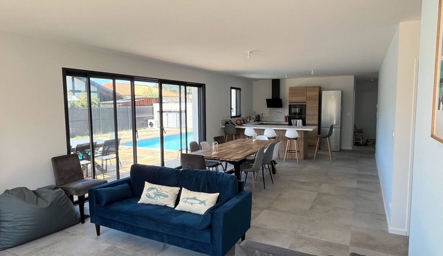 Beautiful 4-bedroom house with swimming pool close to the sea