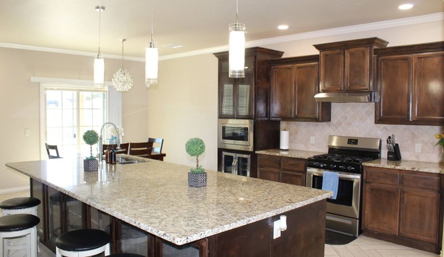 Beautiful 4-bed 2.5 bath house with Office and Den in Surrey Hills Yukon, OK